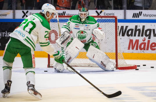 Rögles målvakt Oscar Dansk värmer upp