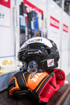 Ishockeyhjälm och handskar