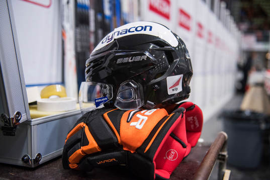 Ishockeyhjälm och handskar