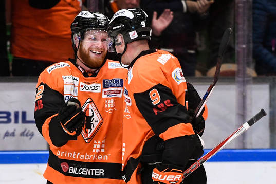 Karlskronas Joachim Rohdin (tv) jublar med Morten Madsen