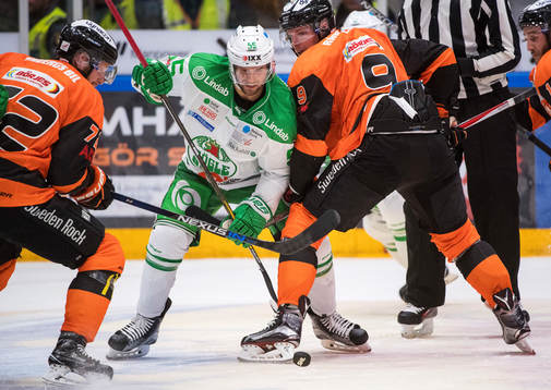 Rögles Felix Schütz samt Karlskronas Morten Madsen och