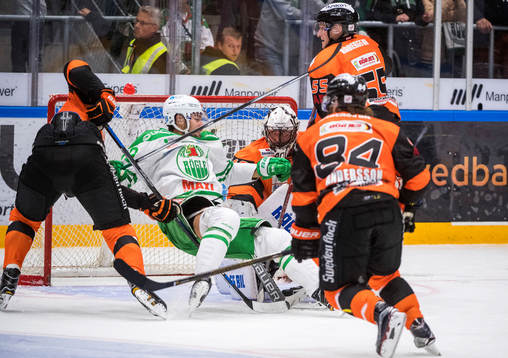 Rögles Ludvig Rensfeldt omgiven av Karlskronas Jimmy