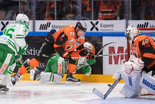 Karlskronas Morten Madsen trycker ner en Röglespelare