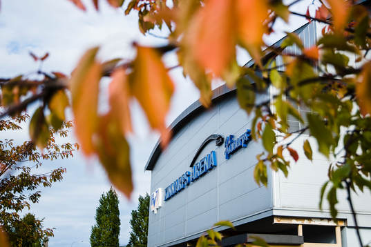 Kinnarps Arena och höstlöv