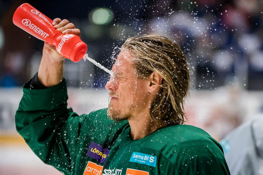 Färjestads Magnus Nygren svalkar av sig