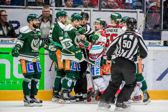 Färjestads Milan Gulas blir utvisad 2+10 minuter