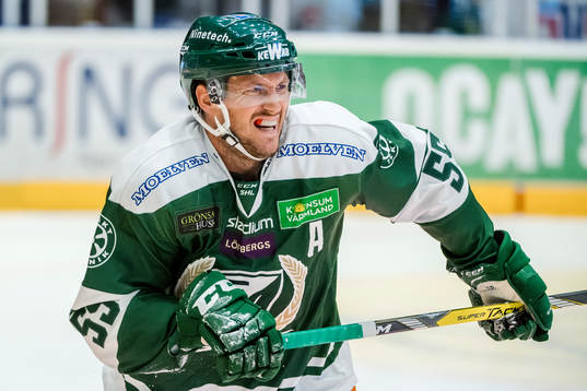 Färjestads Ole-Kristian Tollefsen täckte ett skott och