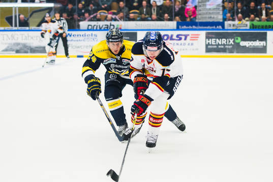 s Erik Christensen och Djurgårdens Henrik Eriksson i kamp