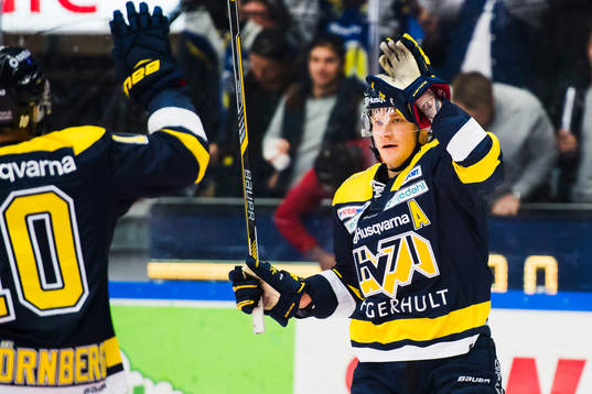 s Simon Önerud jublar