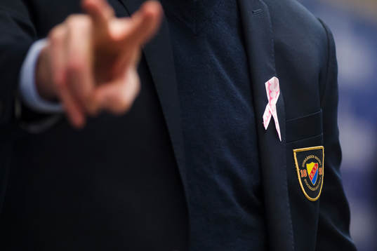 Ett rosa band i samband med rosabandskampanjen på
