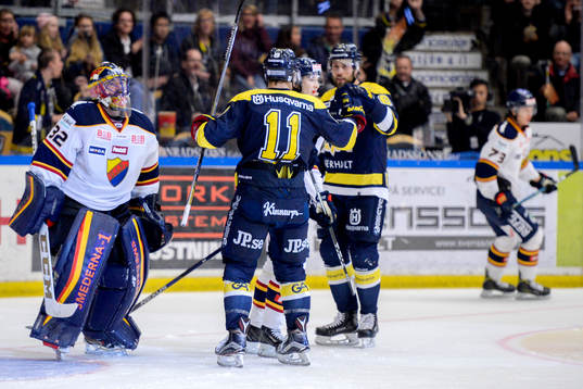 Djurgårdens målvakt Mikael Tellqvist deppar