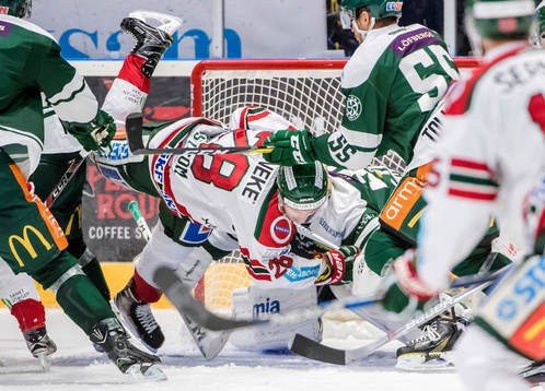 Frölundas Johan Sundström flyger in i Färjestads