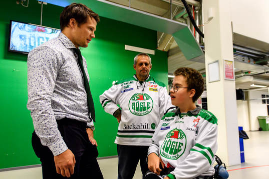 Rögles Viktor Lindgren pratar med en supporter