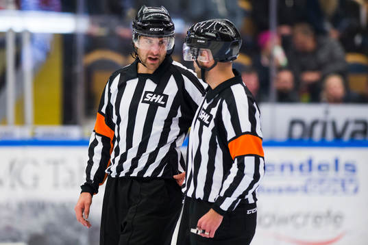 Domarna Marcus Linde och Mikael Sjöqvist