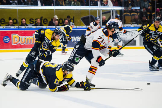 s Martin Thörnberg och Oscar Sundh i kamp om pucken med