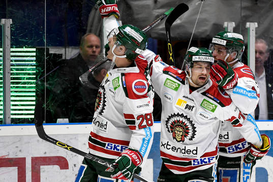 Frölundas Johan Sundström jublar med lagkamrater