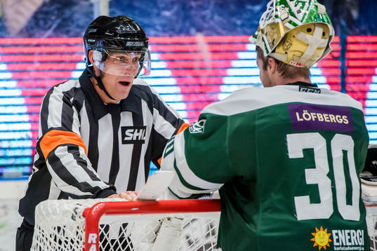 Domare Morgan Johansson pratar med Färjestads målvakt