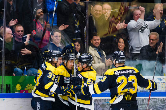 s Niklas Hansson, Lias Andersson och Lawrence Pilut jublar