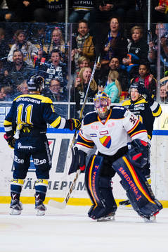 s Simon Önerud jublar med HV71:s Kristofer Berglund