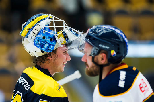s målvakt Fredrik Pettersson-Wentzel tackar Djurgårdens