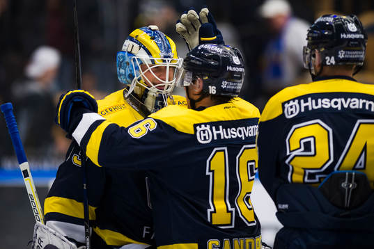 s målvakt Fredrik Pettersson-Wentzel jublar med Filip