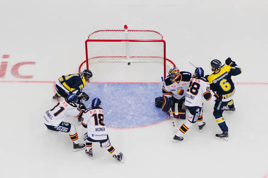s Mattias Tedenby gör 3-0 bakom Djurgårdens målvakt
