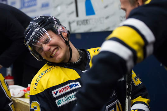 s Lias Andersson grinar illa