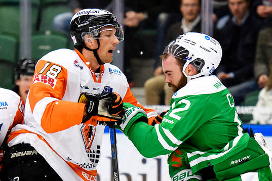 Karlskronas Emil Larsson bråkar med Rögles Jack Connolly
