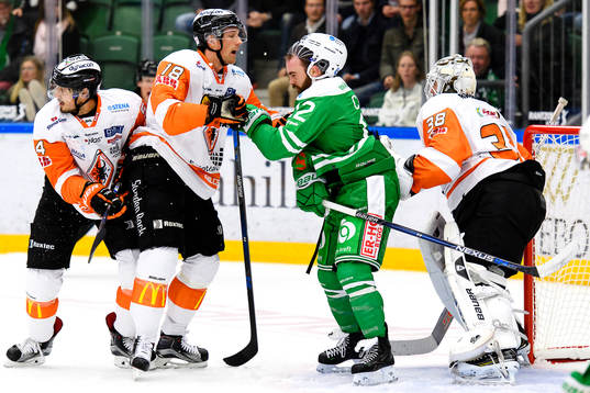 Karlskronas Emil Larsson bråkar med Rögles Jack Connolly