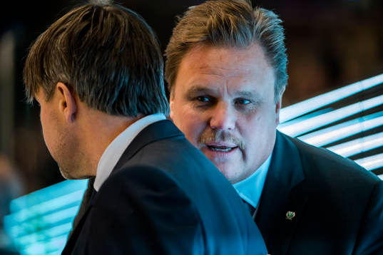 Färjestads tränare Leif Carlsson samtalar med