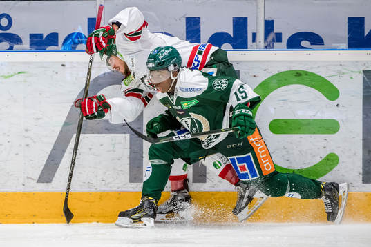 Färjestads Hugo Enock i en närkamp med en frölundaspelare