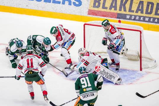 Närkamp framför målet