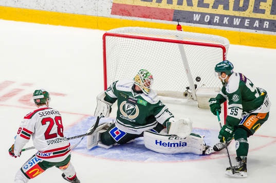 Frölundas Johan Sundström gör 1-0 bakom Färjestads