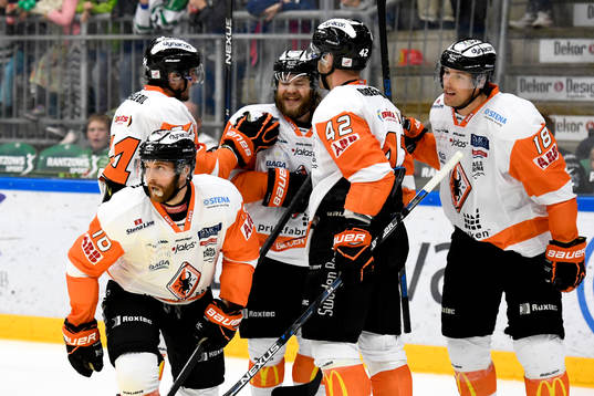 Karlskronas Mattias Guter jublar med lagkamrater