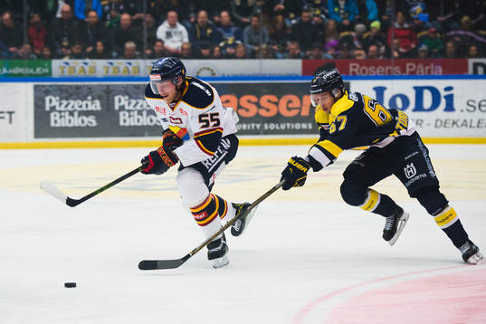 Djurgårdens Alexander Urbom driver pucken och jagas av