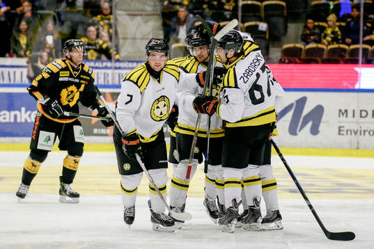 Brynäs Jonathan Pudas jublar med lagkamrater