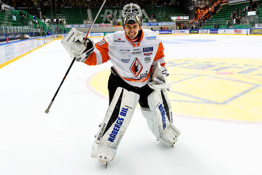 Karlskronas målvakt Johannes Jönsson jublar när han