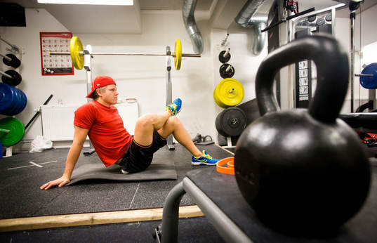 Örebros Daniel Viksten värmer upp på gymmet