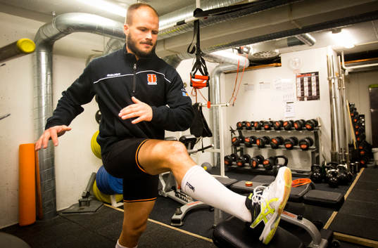 Örebros Johan Wiklander värmer upp på gymmet