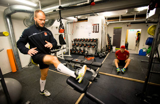 Örebros Johan Wiklander och Daniel Viksten värmer upp på