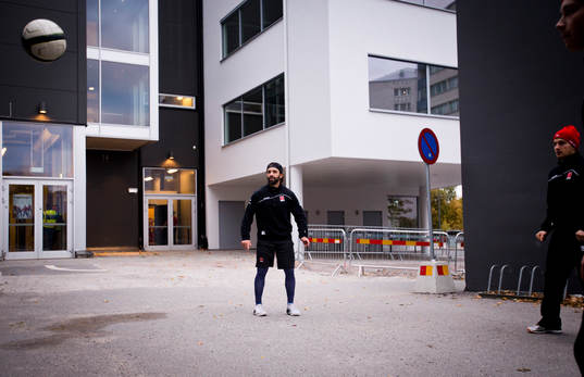 Örebro Dominique Heinrich spelar fotboll utanför Behrn