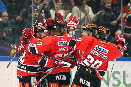 Örebros Bobbo Petersson jublar med lagkamraterna