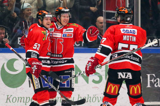 Örebros Bobbo Petersson jublar med lagkamrater