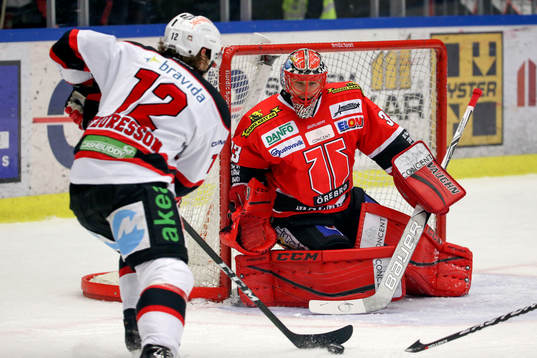 Malmö Redhawks Andreas Thuresson och Örebros målvakt