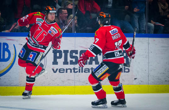 Örebros Bobbo Petersson jublar med Daniel Viksten