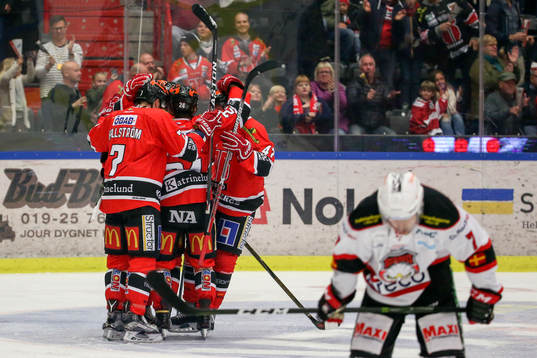 Örebros Anders Eriksson jublar med lagkamrater