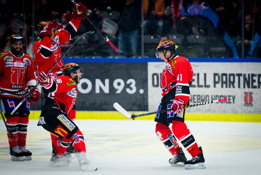 Örebros Joel Mustonen gör 5-1 och jublar med Greg Squires