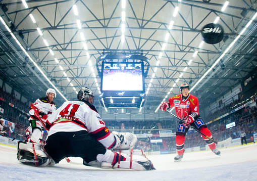 Örebros Petr Zamorsky gör 1-0 på Malmö Redhawks