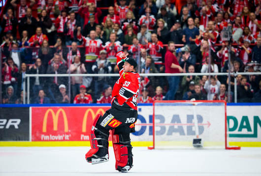 Örebros målvakt Julius Hudacek jublar med fansen