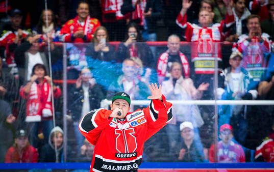 Örebros målvakt Julius Hudacek jublar med fansen